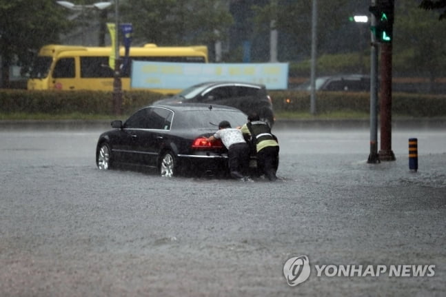 호우경보 내린 부산, 폭우에 곳곳 침수…도로 통제