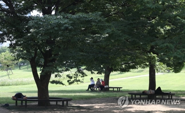 [오늘 날씨] 전국 흐리고 오후 중부지방 소나기…미세먼지 좋음