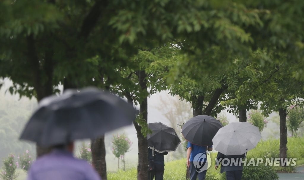 [날씨] 전국 흐리고 비…모레까지 최대 300㎜