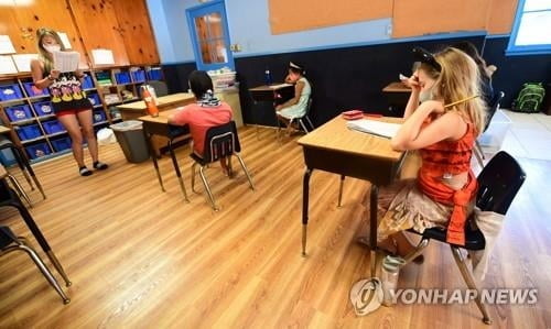 `재선 위기` 트럼프, 학교정상화 압박…"아이들 건강 볼모" 비판