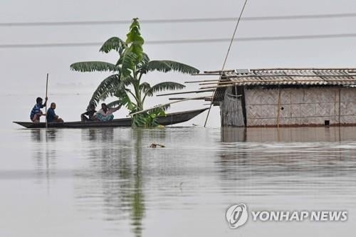 코로나 와중에 물난리까지…방글라 국토 3분의 1 폭우에 잠겨