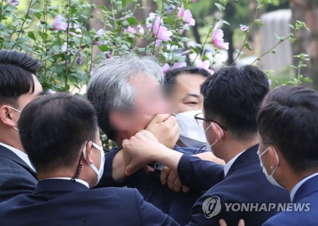 [속보] 文 대통령에게 `빨갱이`라며 신발 던진 60대 男 현행범 체포