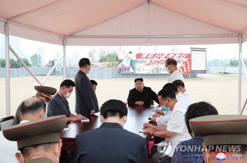 김정은, 평양 병원 건설현장 시찰…"마구잡이식 공사" 질책