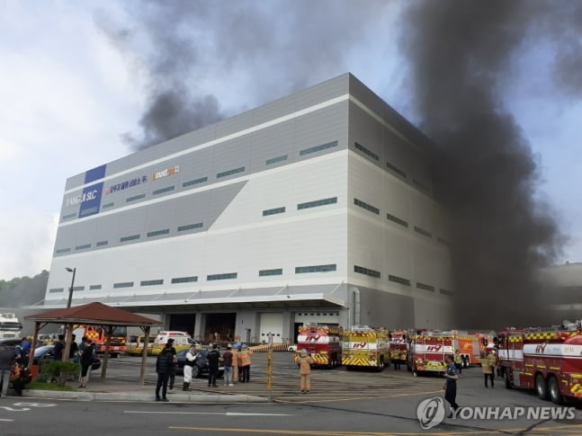 [속보] 용인 물류센터 화재…"지하 4층 3명 고립" 구조 중