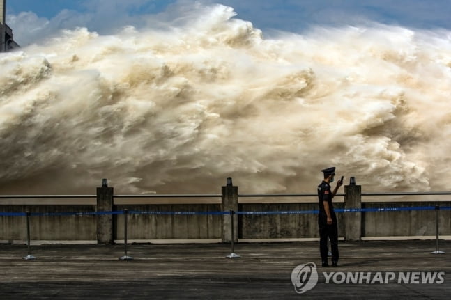 중국 샨샤댐 변형? "끄떡없다" 해명에도 계속되는 붕괴 우려