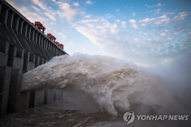 중국 샨샤댐 변형? "끄떡없다" 해명에도 계속되는 붕괴 우려