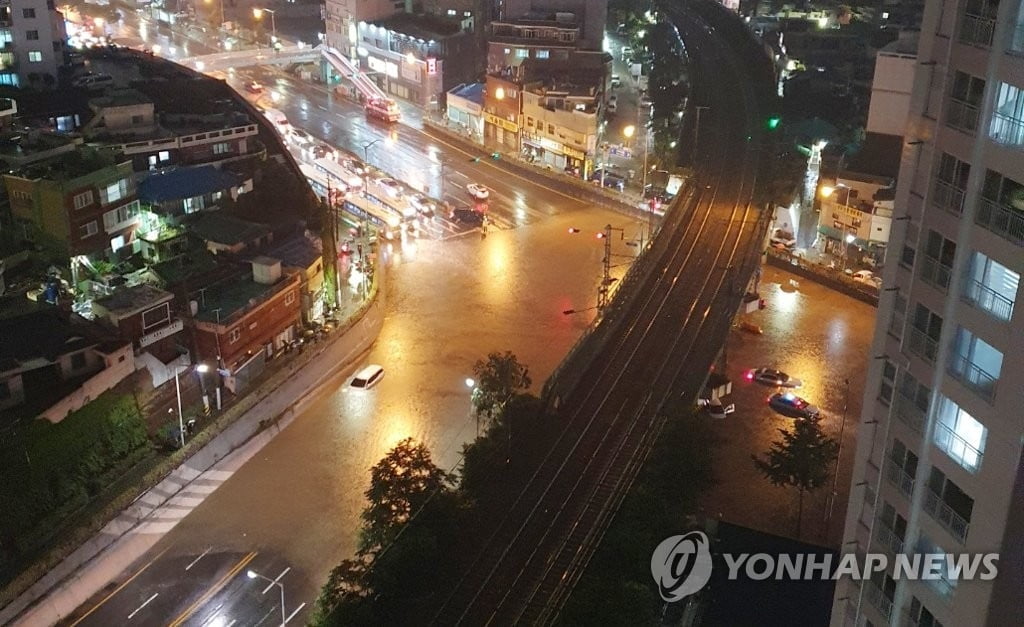 `시간당 86㎜ 물폭탄`…부산역 침수 지하철 무정차 운행