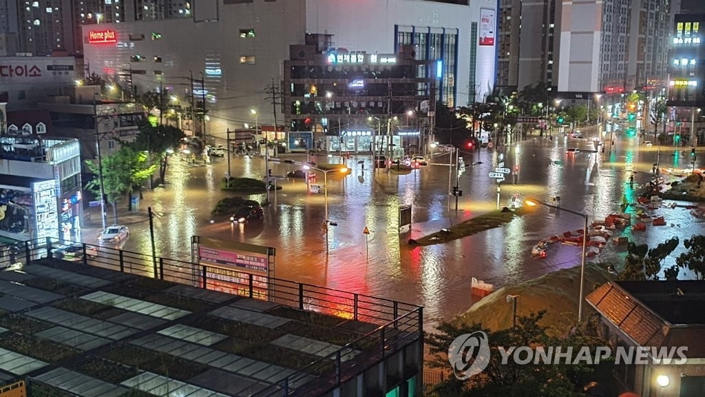 물폭탄에 초토화된 부산…지하차도 침수 3명 사망