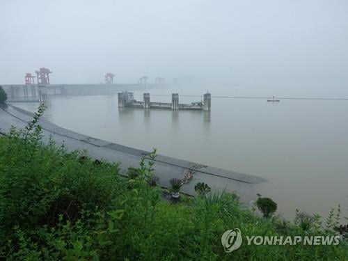 중국 샨샤댐, 계속된 방류에도 최고수위 -15m…주말 또 폭우