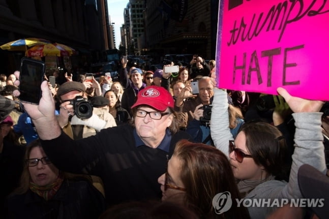 마이클 무어 “트럼프는 사악한 천재…수많은 책략 지녀”