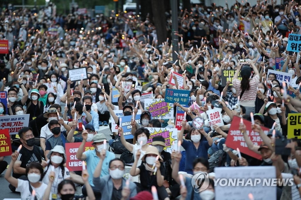 25일 오후 서울 중구 예금보험공사 앞에서 열린 `소급적용 남발하는 부동산 규제 정책 반대, 전국민 조세 저항운동 촛불집회`가 열렸다. (사진=연합뉴스) 