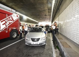 서울 홍지문터널서 4중 추돌사고…소방인력 66명 출동