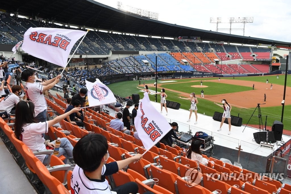 프로야구 관중 허용 첫날, 매진 실패…거리두기 유명무실