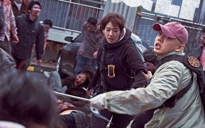 '#살아있다' 개봉 2주차에도 예매율 1위…독보적 흥행 주자