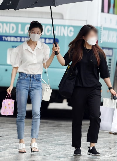 [TEN 포토] 정소민 '매니저와 다정하게 우산쓰고 퇴근'
