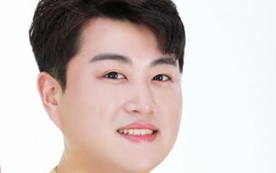 김호중, 팬미팅 앞두고 공식 응원봉 '그대봉' 공개…보랏빛 물결 예고