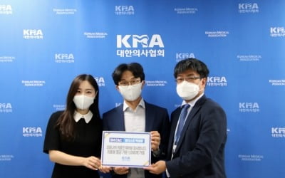 박성광♥이솔이 예비부부, 1500만원 상당의 의료용 가운 기부 "힘 되고파"