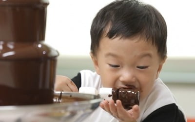 '슈돌' 하오, 태어나 처음 본 '초콜릿 분수' 먹방 "1000일 파티"