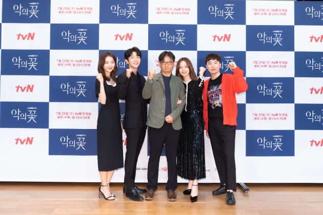 '악의꽃' 배우 장희진(왼쪽부터), 이준기, 김철규 감독, 문채원, 서현우/ 사진=tvN 제공