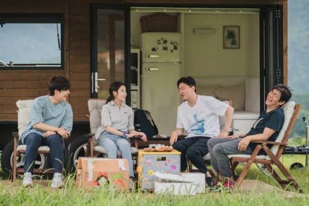 '바퀴 달린 집' 성동일, 김희원, 여진구, 아이유 / 사진제공=tvN