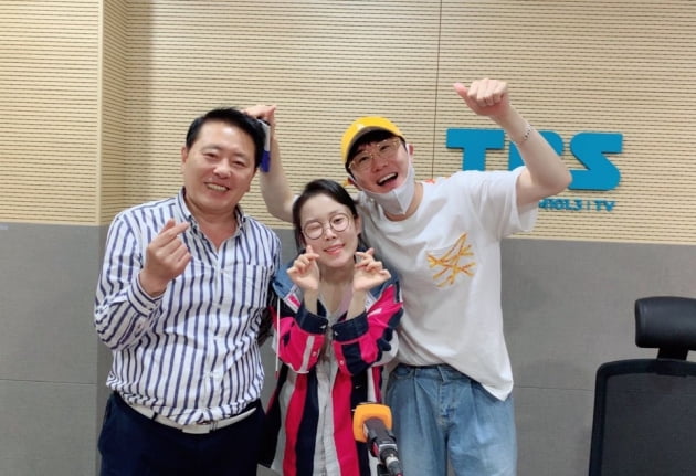 '허리케인라디오'  DJ 최일구(왼쪽부터), 방송인 박슬기, 가수 영탁/ 사진=tbs 제공