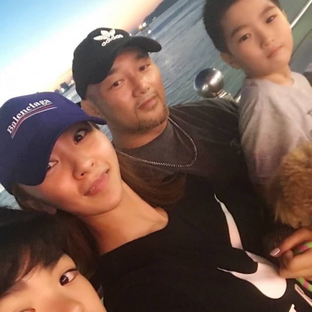육진수, 미모의 아내+두 아들과 가족사진 "미녀와 야수, 결말은 해피엔딩"