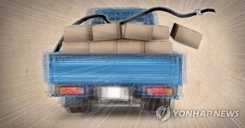 인천 사거리 돌던 트럭서 맥주 600병 와르르…차량 정체