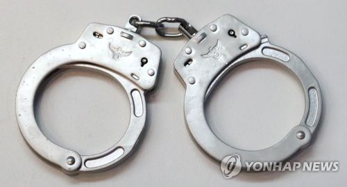 이웃집 들른 80대 할머니에게 '뒷수갑'…경찰 과잉대응 논란(종합)