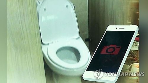 '불법 촬영' 교사, 2월까지 수련원 근무…학생 추가 피해 우려