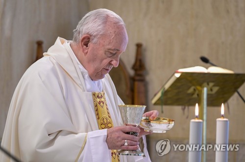 교황, 모리코네 부인에 위로 전화…"모리코네 위해 기도"