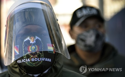 코로나19 시신 수습하는 볼리비아 경찰…감염·사망도 속출