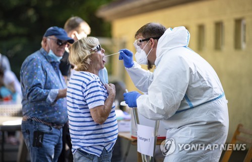 영국 코로나19 확진자 10명 중 7명 무증상