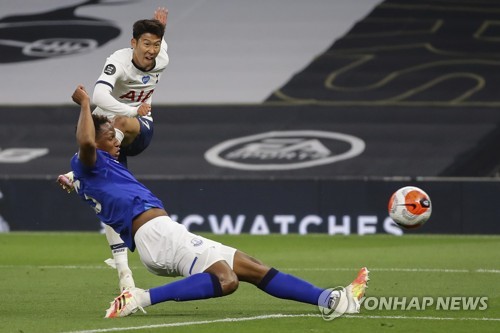 '동료와 경기 중 충돌' 손흥민, EPL 재개 4경기째 득점포 침묵