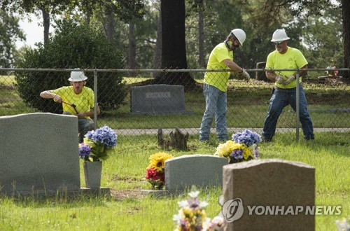 미국 무덤도 인종차별…수십년만에 백·흑인 차단망 철거