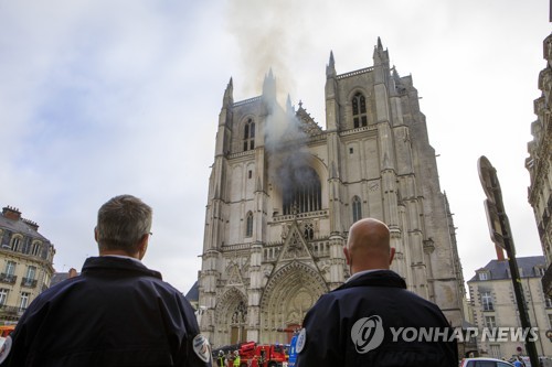 프랑스 낭트대성당 방화 용의자 체포…"조사후 풀려났던 관리인"