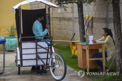 배움의 끈 놓지않도록…과테말라 교사 '찾아가는 자전거 교실'