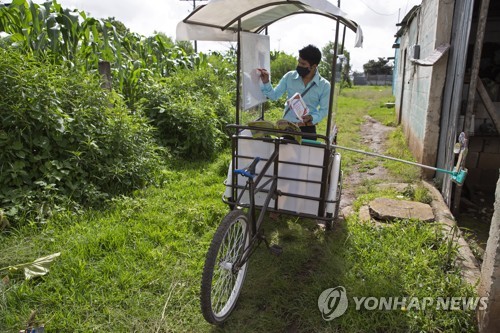 배움의 끈 놓지않도록…과테말라 교사 '찾아가는 자전거 교실'