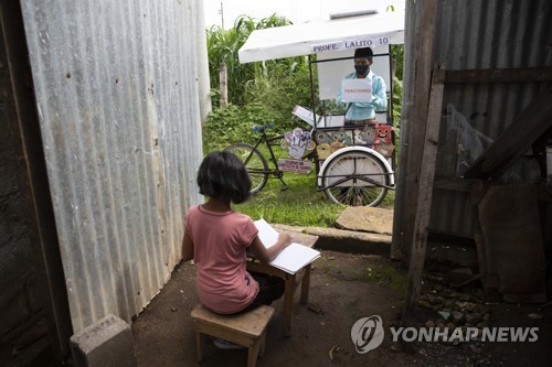 배움의 끈 놓지않도록…과테말라 교사 '찾아가는 자전거 교실'