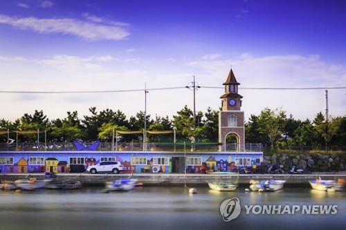 무지갯빛 선착장 '부네치아'…부산 장림포구 밤에도 빛난다