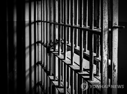 교도소 동료 수용자들 성추행한 40대 남성 실형
