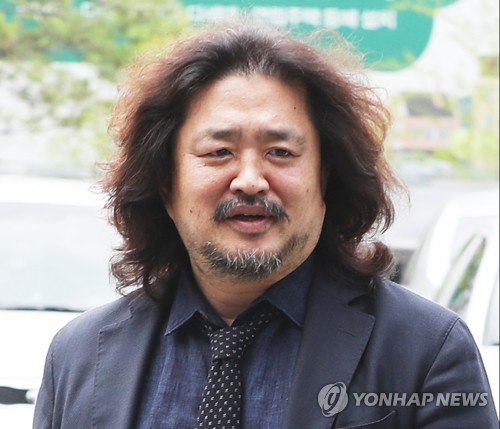 경찰, '이용수 할머니 기자회견 배후설' 제기한 김어준 조사