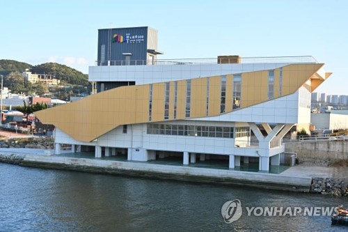 무지갯빛 선착장 '부네치아'…부산 장림포구 밤에도 빛난다