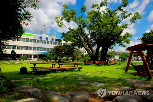 곡성 국도변에 돼지 분뇨 250t 매립…행인 제보로 적발