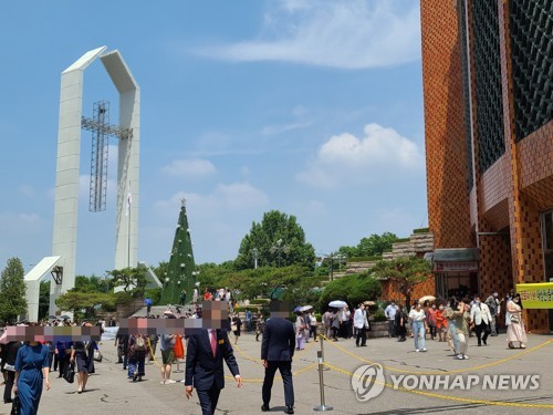 선선한 날씨에 나들이객 곳곳서 북적…방역의식 여전히 느슨