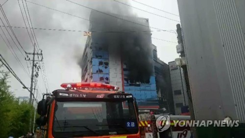 의왕 플라스틱 용기 제조공장서 불…3명 중상·7명 경상(종합)