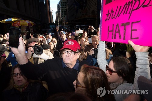 마이클 무어 "트럼프는 사악한 천재…만만히 보면 안 돼"