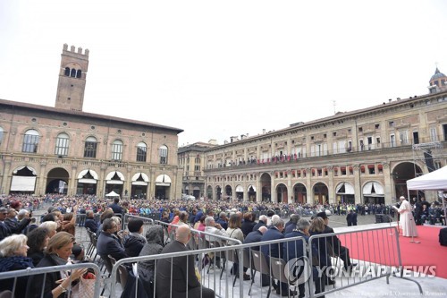 이탈리아 대학생, 볼로냐 광장서 성인물 상영했다 수백만원 벌금