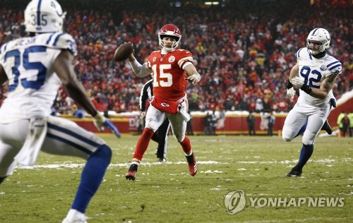 NFL 캔자스시티 쿼터백 머홈스, 5억달러 시대 열었다