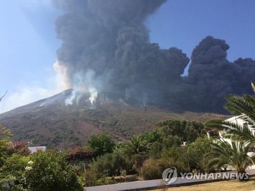 이탈리아 활화산 스트롬볼리 또 폭발…인명피해 없어