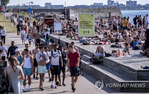 "반면교사 된 스웨덴 집단면역 실험…방역도 경제도 놓쳐"